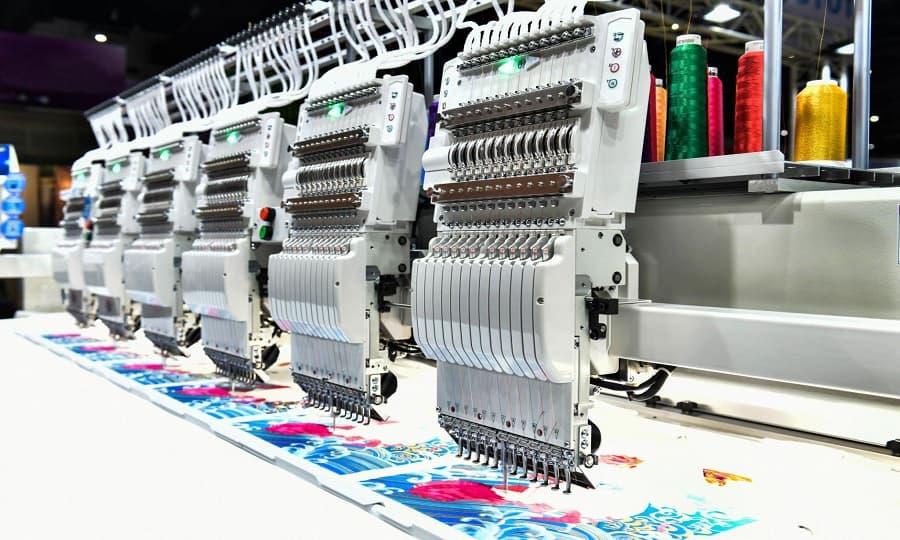 Máquina de bordar industrial multicabezal en el taller de Empase